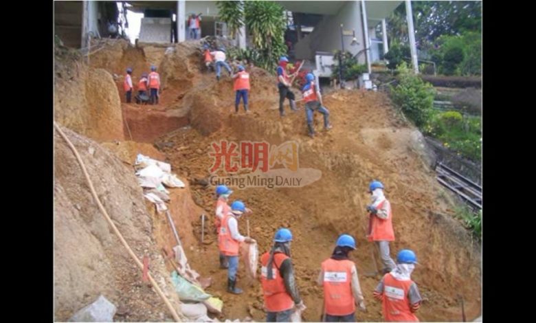 施工處位于山上，由于大型機器沒法運抵，所以只能以人手挖掘。