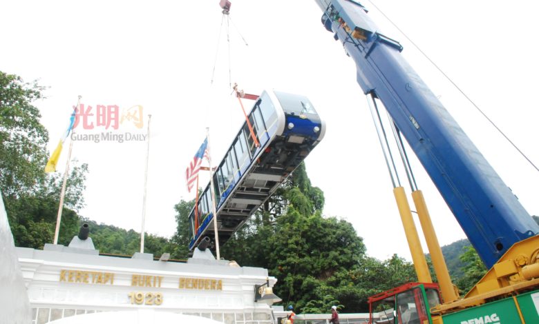 由瑞士制造的新纜車，必須用吊車調到鐵軌處。