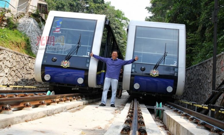 當年完成提升纜車車廂及鐵路系統后，陳瑞興總算松了一口氣，并興奮的在新纜車車廂前留影。