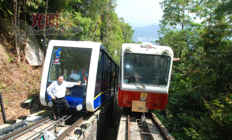 陳瑞興與第二代及第三代的纜車車廂合影，非常具有歷史意義。