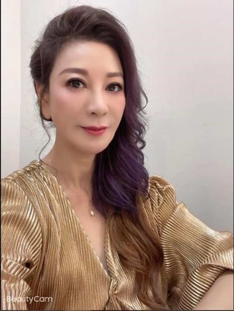 台灣時尚雜誌公開楊紫瓊受訪、化妝過程，卻被網民笑虧以為看到楊繡惠。（取自IG）