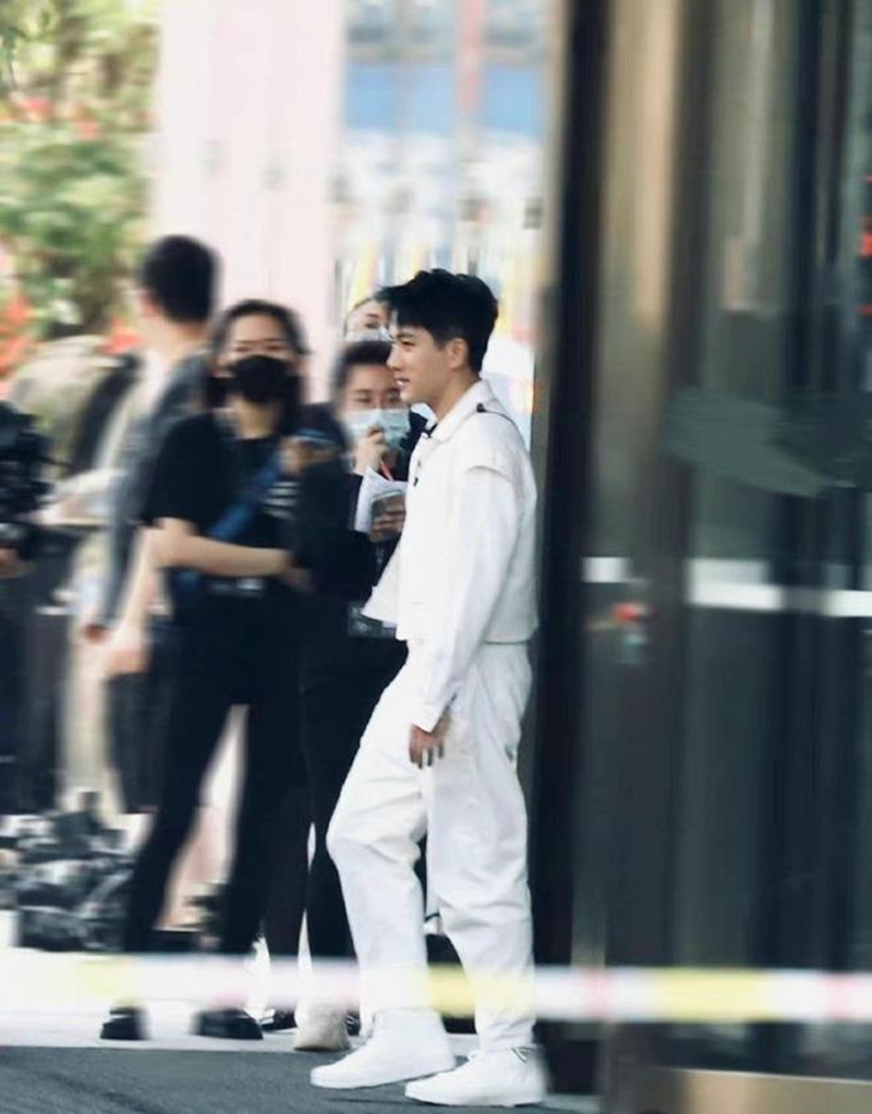 劉愷威錄制《披荊斬棘2》路透圖釋出，他一身白色穿搭，清爽有型，少年感滿滿，狀態相當不錯。
