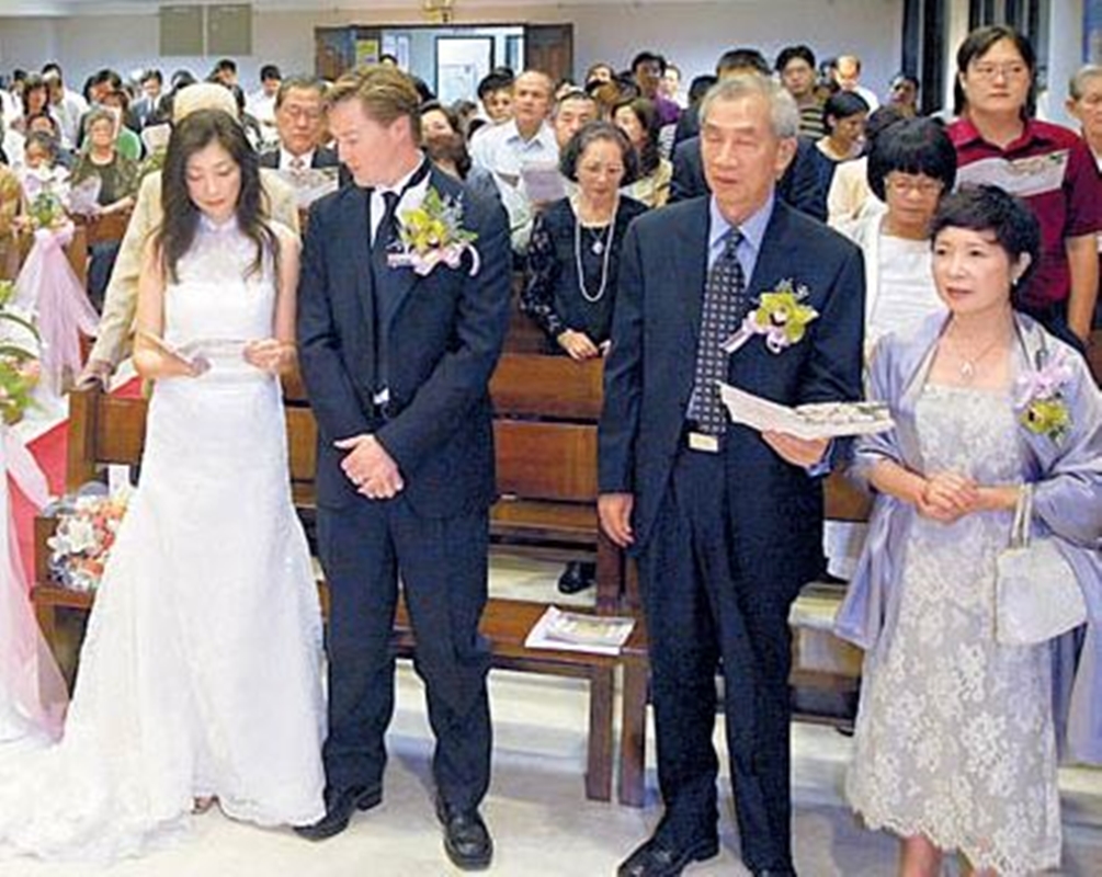 黃嘉千和加拿大籍老公夏克立於2006年結婚，婚後育有一女夏天