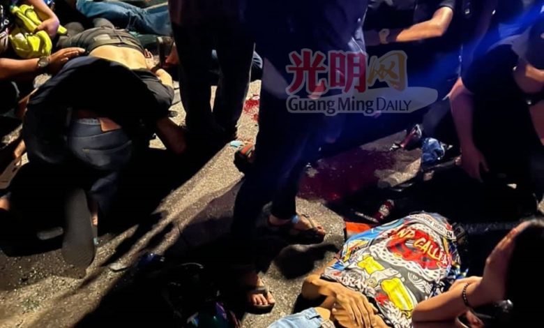 其中一名騎士受傷倒地後證實不治。