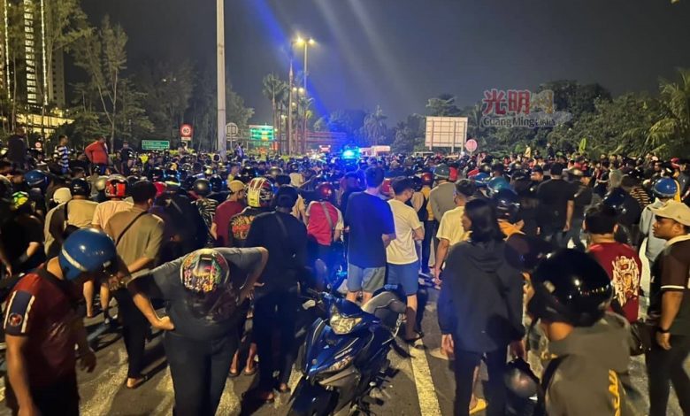 車禍現場圍滿了數百人，交通一度中斷 。