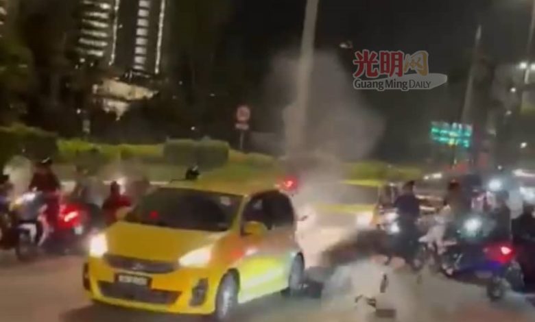 據現場拍攝的短片，其中一輛摩多撞上一輛黃色轎車尾部。