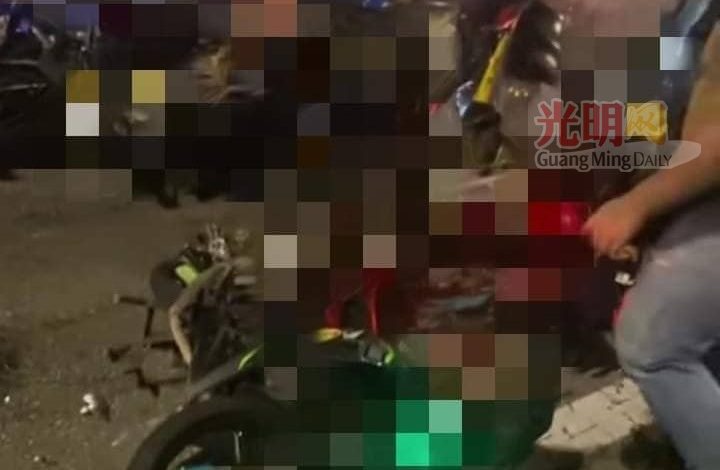 數輛摩多撞成一堆倒在地上。
