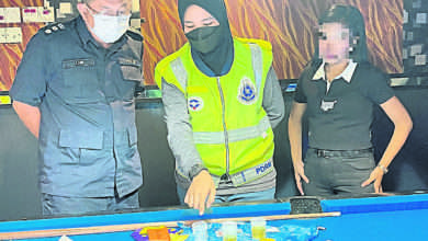 Photo of 甲警突檢4娛樂中心扣7人