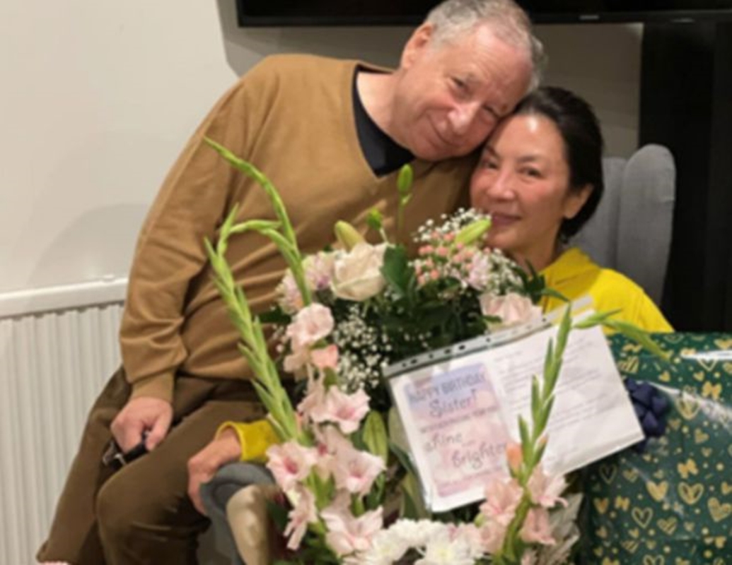 楊紫瓊過生日，男友就送了一大束鮮花。兩人緊緊地靠在一塊合影