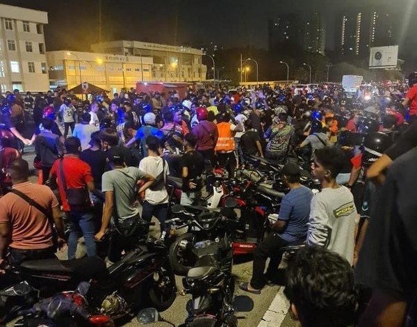 車禍現場圍滿了數百人，交通一度中斷。
