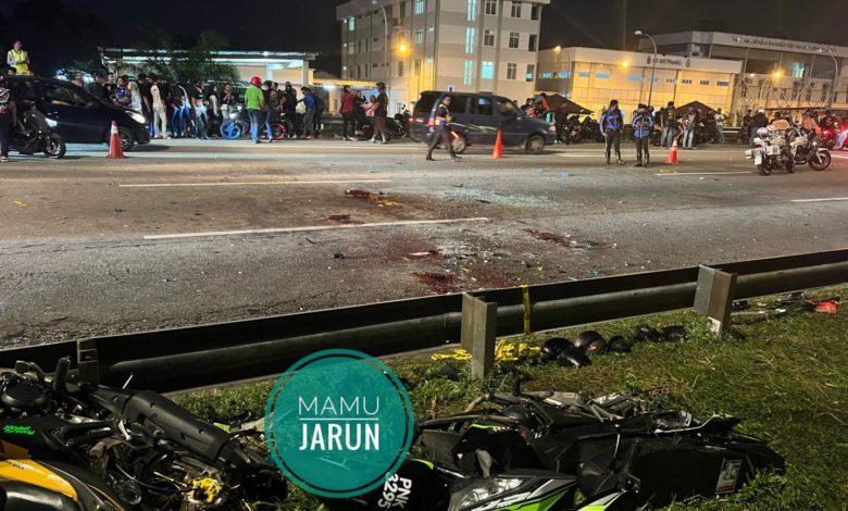 車禍現場滿地都是碎片和血跡，涉禍摩多倒在路旁草地上。