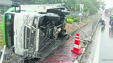 Photo of 衝上馬口警局前人行道 羅里雨中撞籬笆側翻