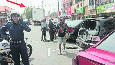 Photo of 婦女倒車被羅里撞 失控撞破路邊瓷缸