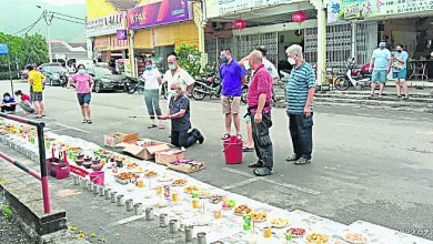 Photo of 馬口紫康閣拜好兄弟 擺設祭品長達50呎