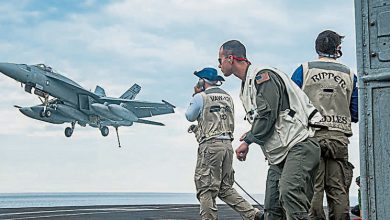 Photo of 遇強風落水沉2895米海底 美軍成功撈起大黃蜂戰機