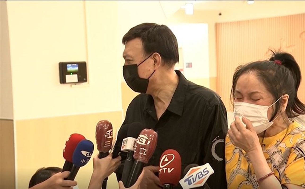 余天跟李亞萍昨晚強忍喪女之痛，連夜幫愛女挑遺照