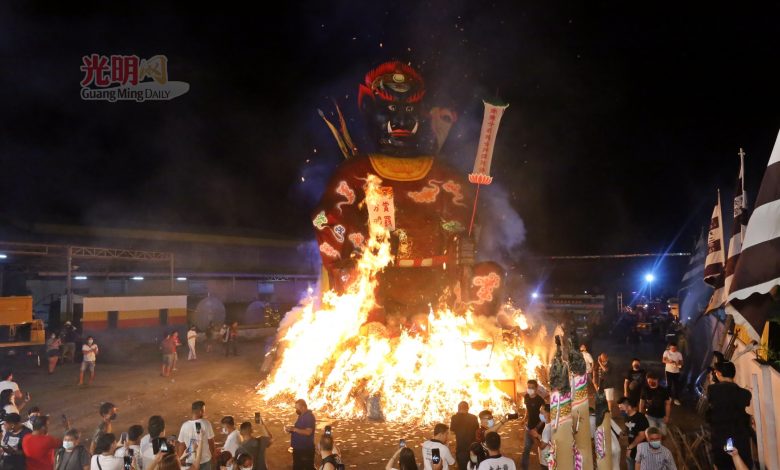 10天祭祀慶典後，冠全馬最大尊的大仕爺金身進行焚化回府。