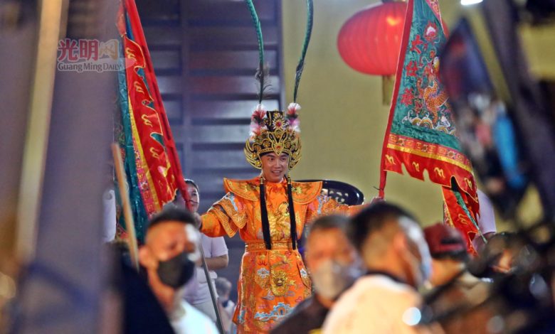 大仕爺附身在乩童，在現場與善信結緣。