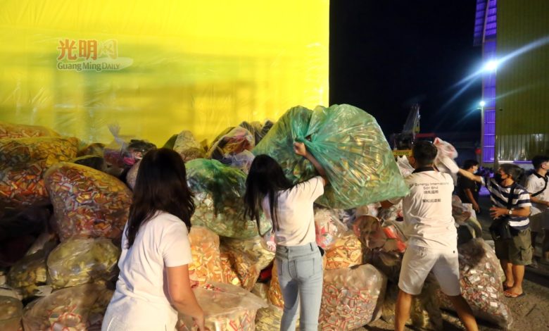 善信分工合作將祭品擺放在大仕爺金身周圍。