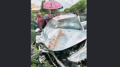 Photo of 轎車失控闖反方向車道 雞肉販騎士被撞死