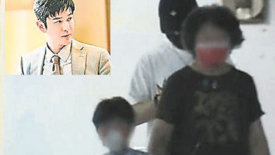 Photo of 與Baby同病相憐 黃曉明顧兒看手機無辜躺鎗