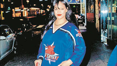 Photo of 蕾哈娜影響店打烊 客串服務生善後