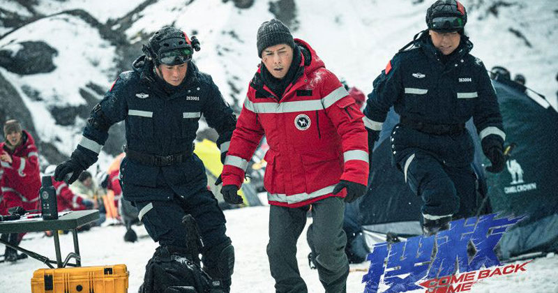 甄子丹（中）千辛万苦拍摄的《搜救》，在零宣传下突然上映，令人意外。