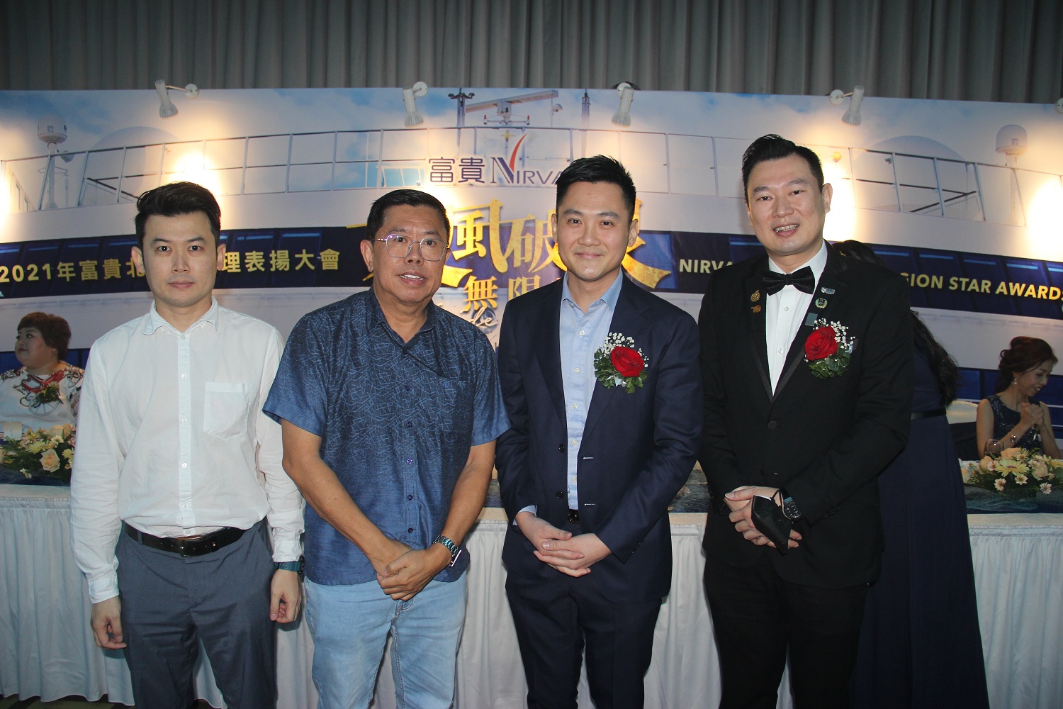 本報高層祝賀富貴集北馬區再創佳績，左起本報高級經理柯忠辰，總經理准拿督謝進鏵少校，右起富貴集團北馬區及印尼棉蘭區域首席運營長江健弘碩士，富貴集團執行董事鄺耀年