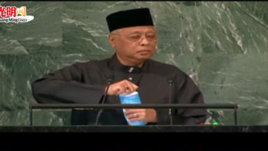 Photo of 聯合國大會演講 首相口渴 瓶蓋太緊擰不開