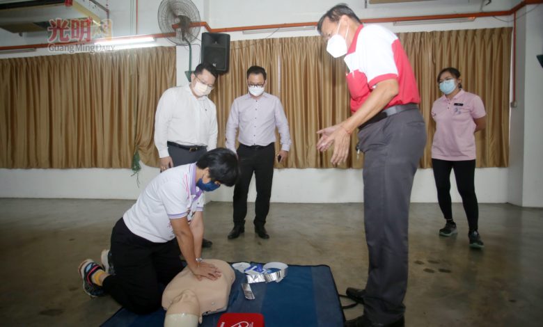 右二起王聲選、林椿雄與呂植平，陪同許秋鳳學習CPR急救與AED使用法。
