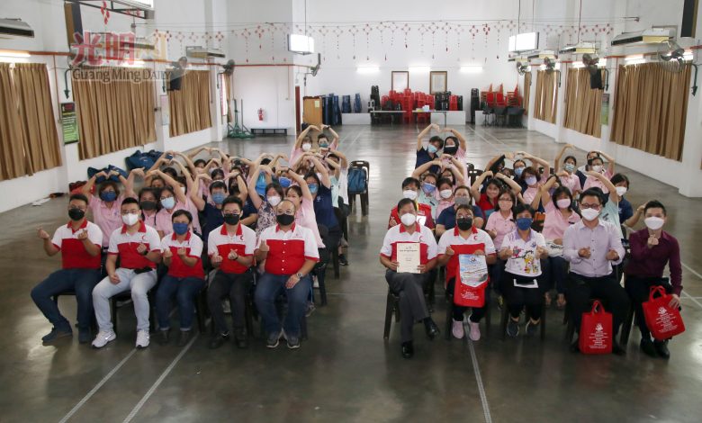 教師完成CPR與AED培訓活動後，展示愛心顯示滿意學習。