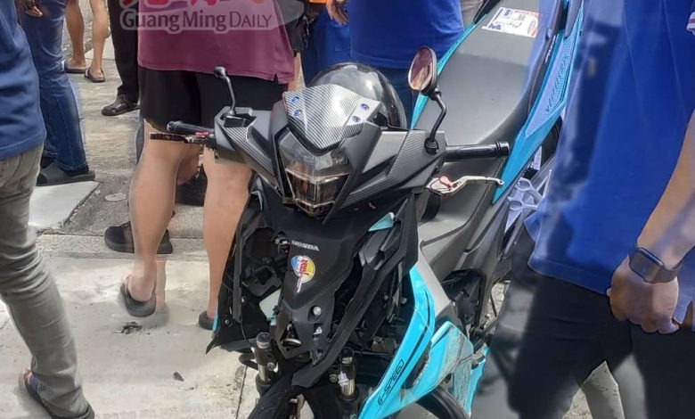 印青駕駛的摩多毀不成形 。