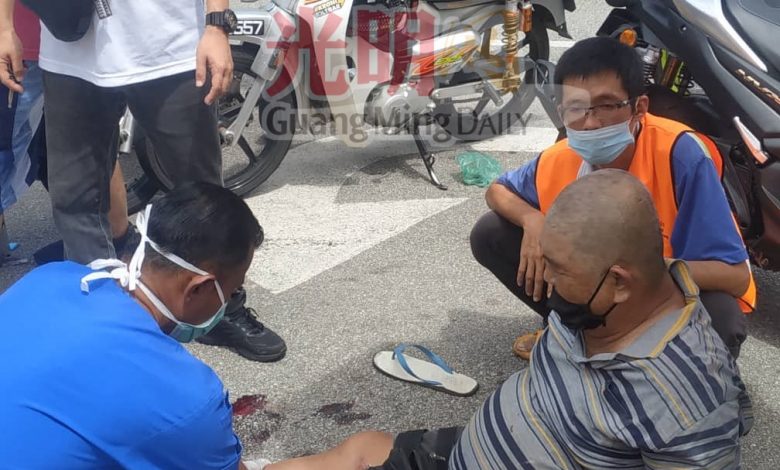 華裔男子等候救護車送院治療。