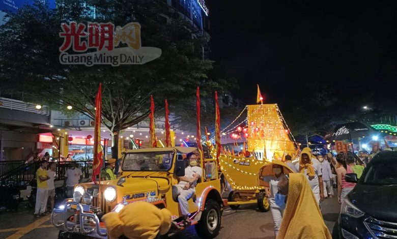 九皇爺皇船在細雨中起駕回鑾。