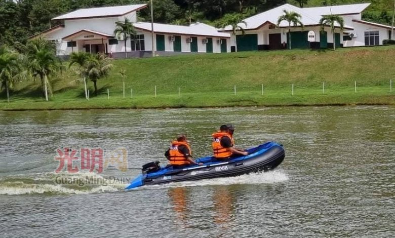 警員在湖中實地訓練近2星期，以掌握開快艇的技巧。