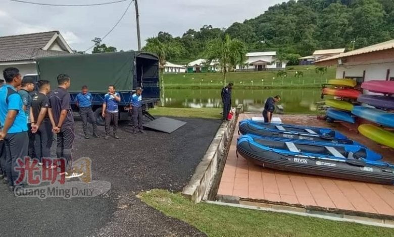 10名警官和警員組成LDP水上救援隊，以便發生水災時出動救援。