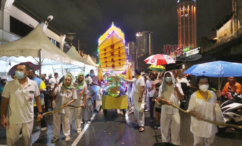 二條路斗母宮善信在雨中恭送九皇爺回鑾。