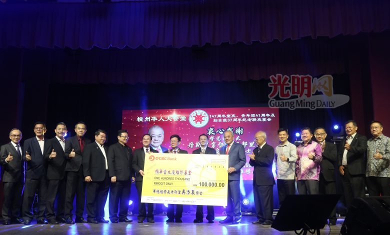 吳添泉（右七）移交10萬令吉予檳華堂維修基金，由陳坤海（右十）接領，曹觀友、周游斌等嘉賓見證。