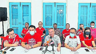 Photo of 邱培棟展示成績單 各族選民肯定服務
