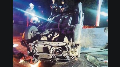 Photo of 疑車失控撞燈柱後翻覆 2華裔男女夾死車內