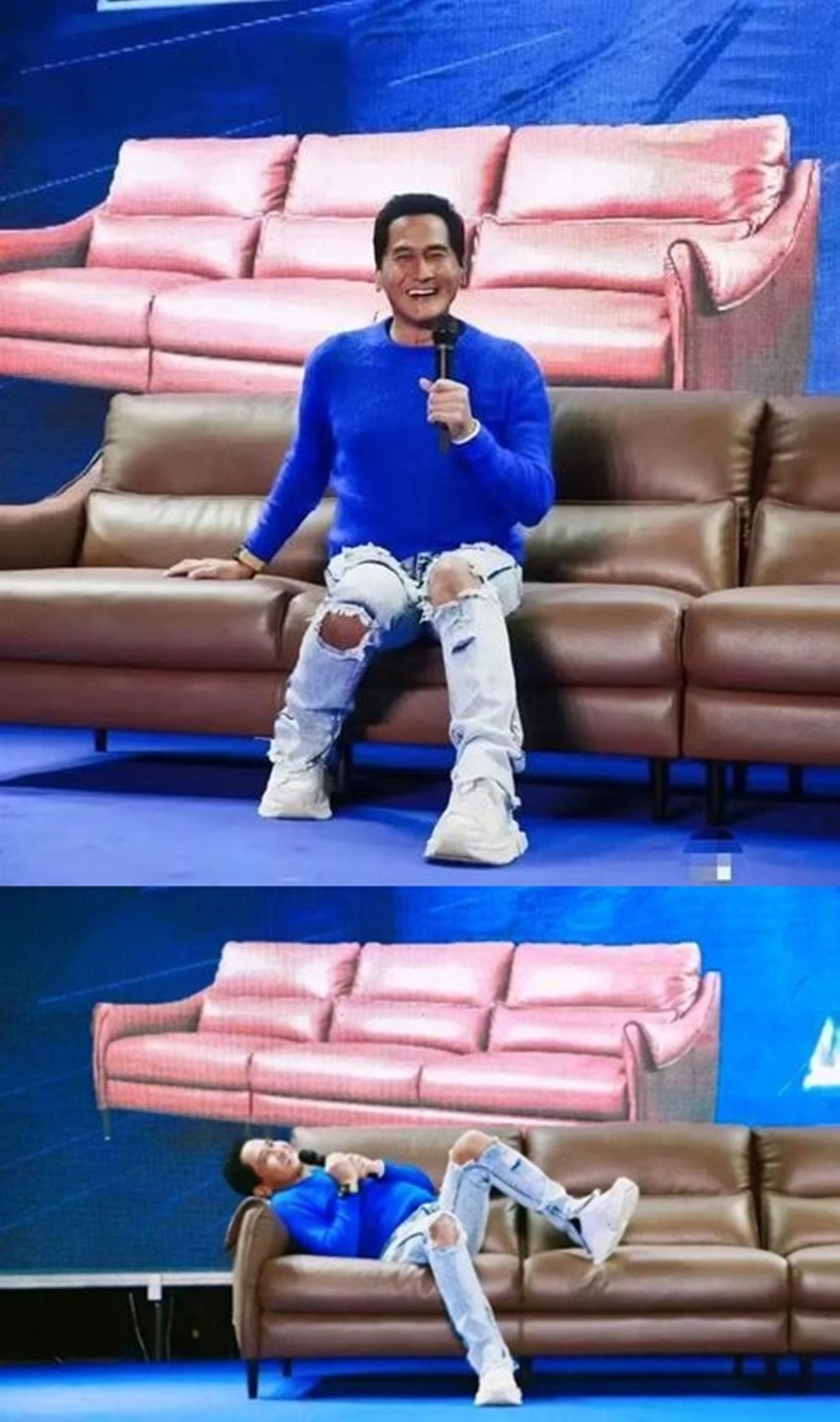 齊秦是為某家具品牌站台，唱到一半，他直接躺在了沙發上，顯得十分隨意，完全沒有任何偶像包袱。