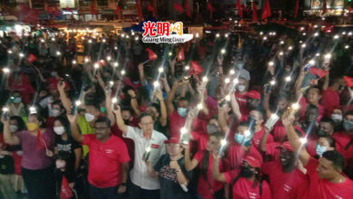 Photo of 講座遇雨人群未散 民眾撐傘挺林冠英