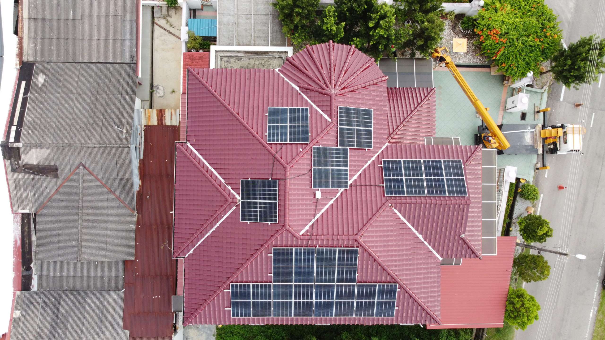 Pekat集團屬下的住宅區太陽能子公司Solaroo Systems Sdn.Bhd.在住宅區安裝12kWp太陽能光伏系統，提供國際知名的高質量產品與服務。