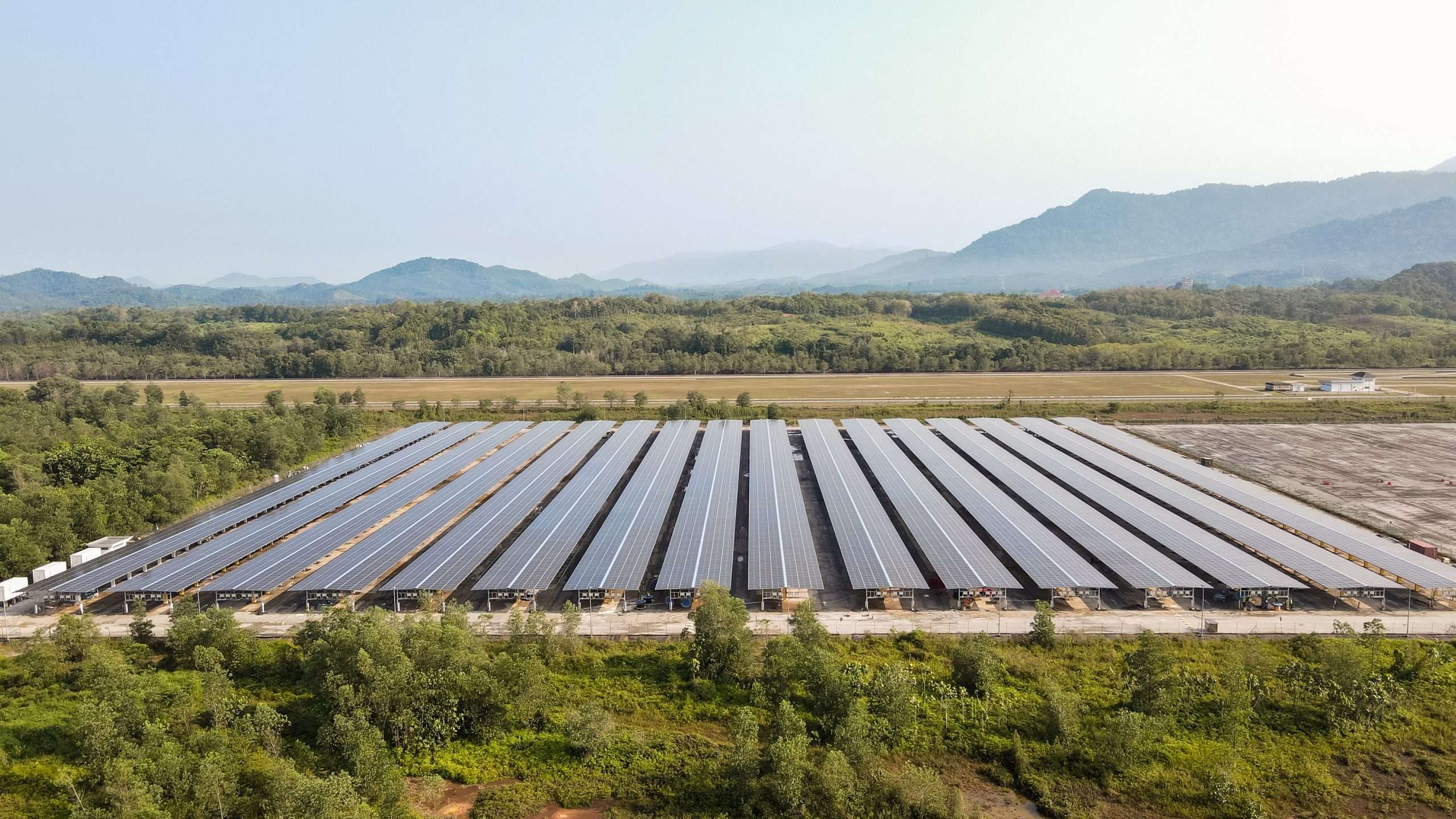 Pekat集團在丹絨馬林Proton中央停車場裝置太陽能板，能夠產生9兆瓦（9 MWp）的電力。