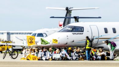Photo of 環保份子闖荷蘭機場 阻私人機起飛 百人被捕