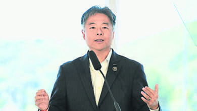 Photo of 眾院民主黨團副主席 美華裔議員劉雲平當選
