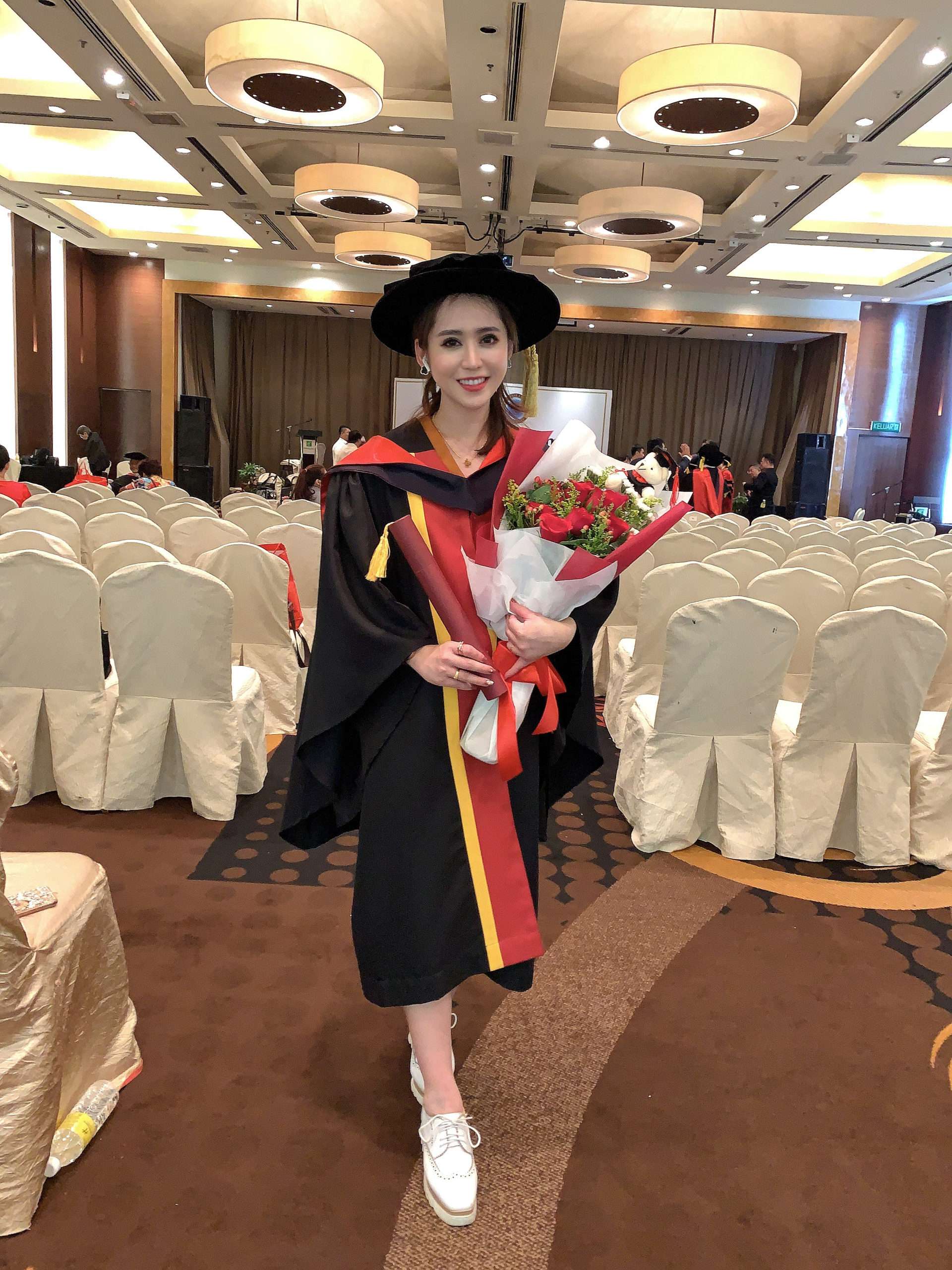 胡瑄晅博士在英国恩赐大学完成了健康科学美学专业实践博士学位，目前是医美美学的哲学博士。