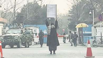 Photo of 阿富汗一人抗爭 女生舉牌要讀書