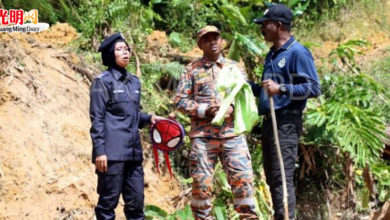 Photo of 【露營地山體滑坡】家屬把黃紹齊包包交給警方 現場讓搜救犬聞味尋人