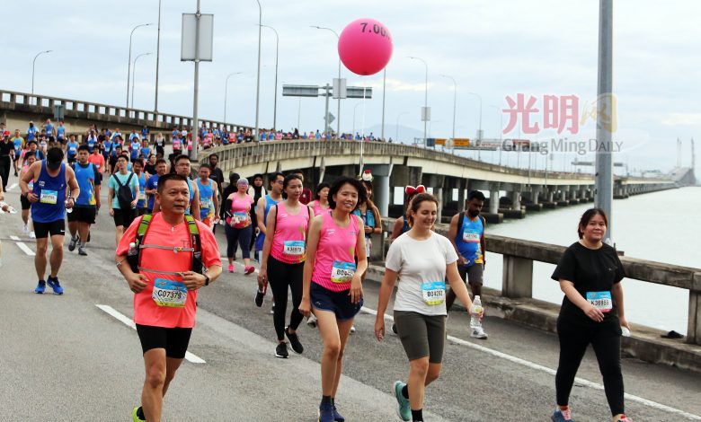 參賽者體驗在檳城大橋上競跑的樂趣。
